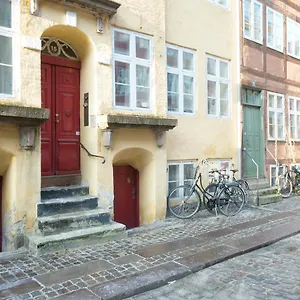 Canal 1 - 8 Appart hôtel
